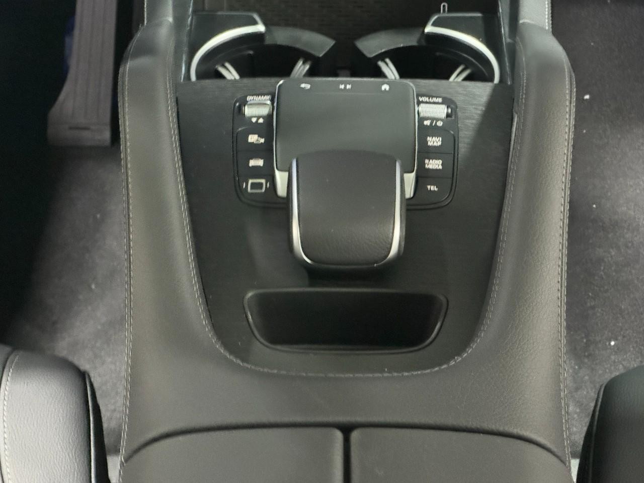 Mercedes-Benz GLE Vehicle Full-screen Gallery Image 16