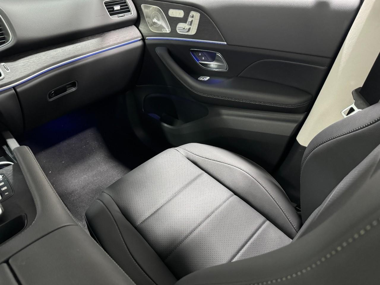 Mercedes-Benz GLE Vehicle Full-screen Gallery Image 17