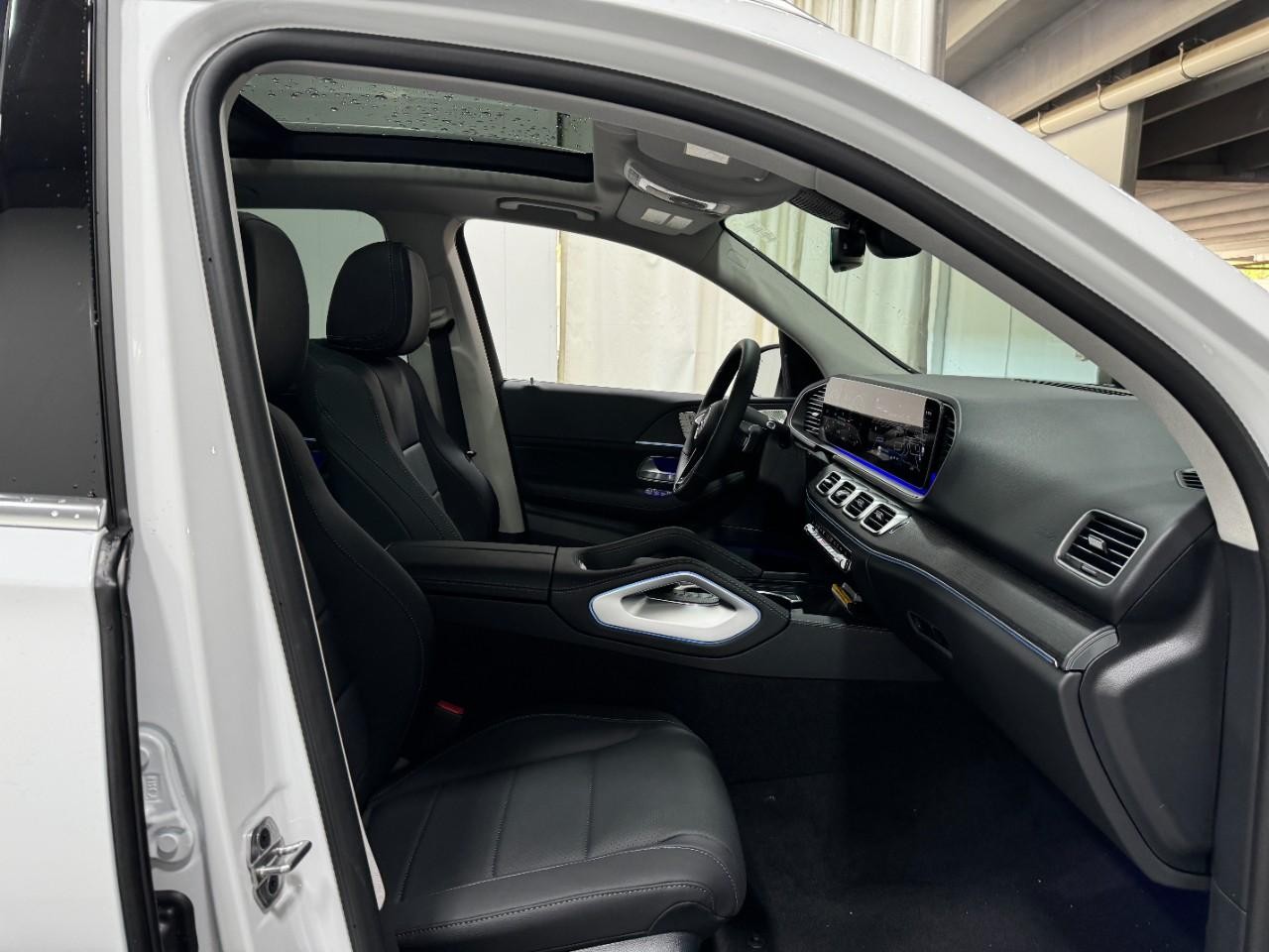 Mercedes-Benz GLE Vehicle Full-screen Gallery Image 18