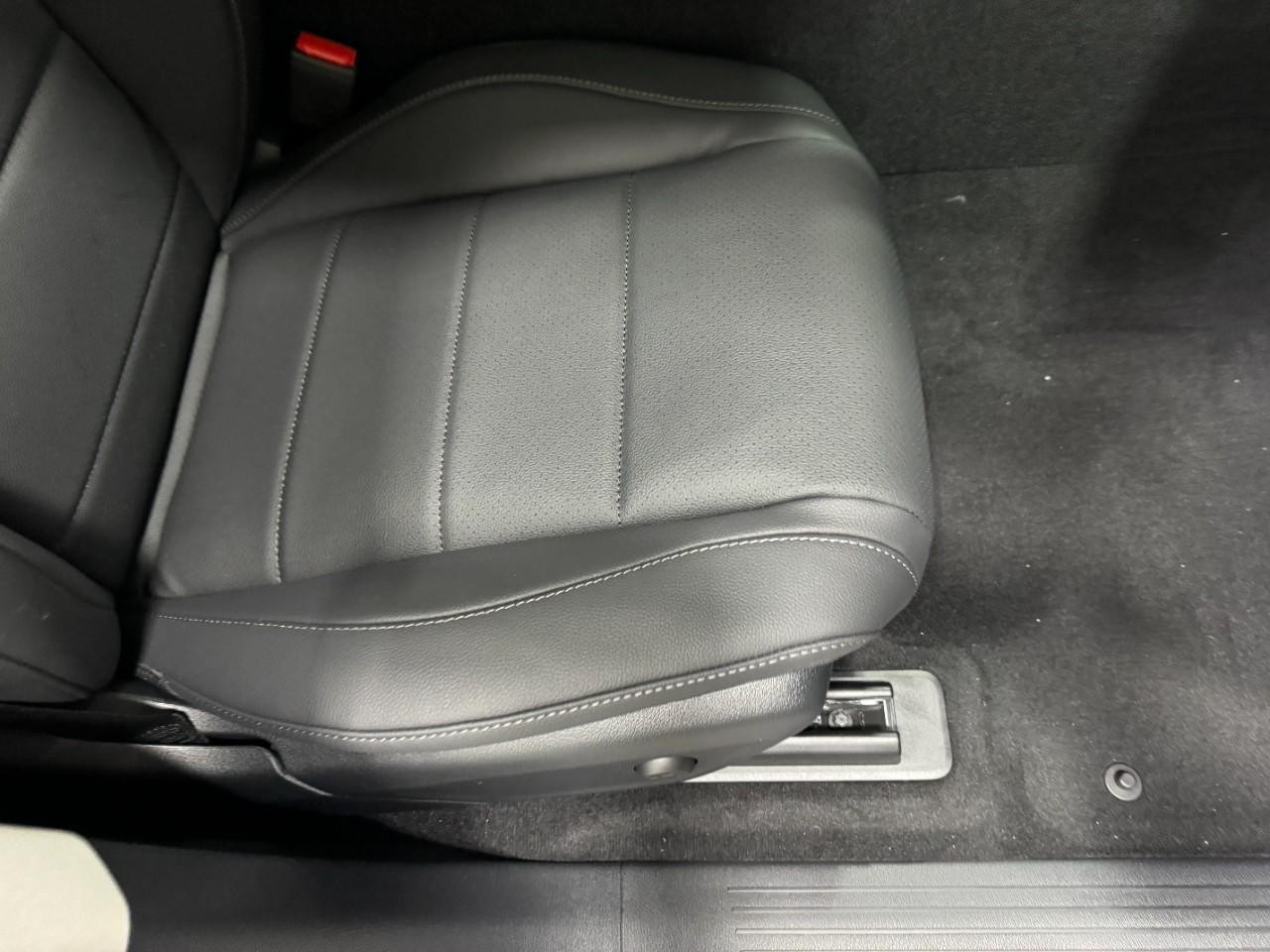 Mercedes-Benz GLE Vehicle Full-screen Gallery Image 19