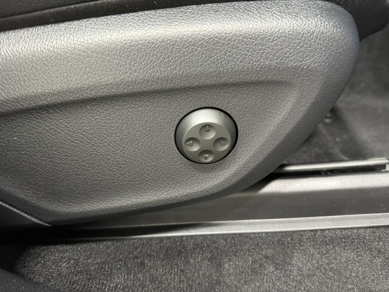 Mercedes-Benz GLE Vehicle Full-screen Gallery Image 20