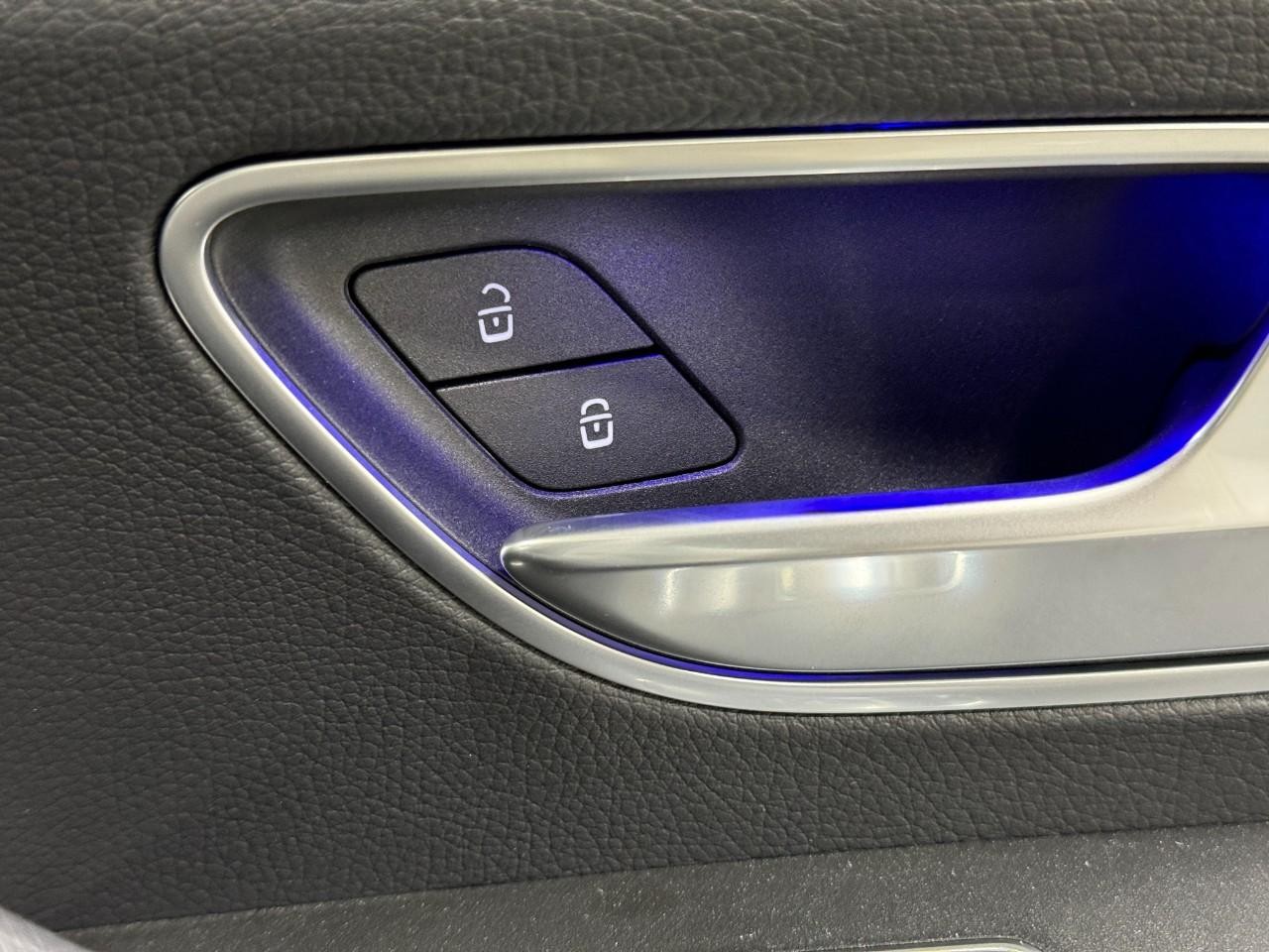 Mercedes-Benz GLE Vehicle Full-screen Gallery Image 22