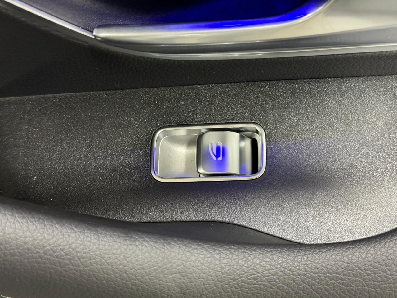 Mercedes-Benz GLE Vehicle Full-screen Gallery Image 23