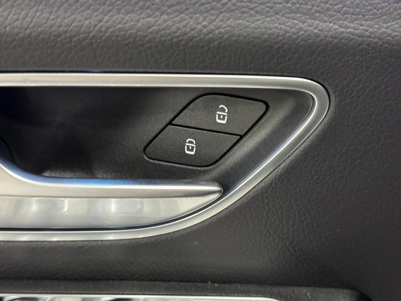 Mercedes-Benz GLE Vehicle Full-screen Gallery Image 26