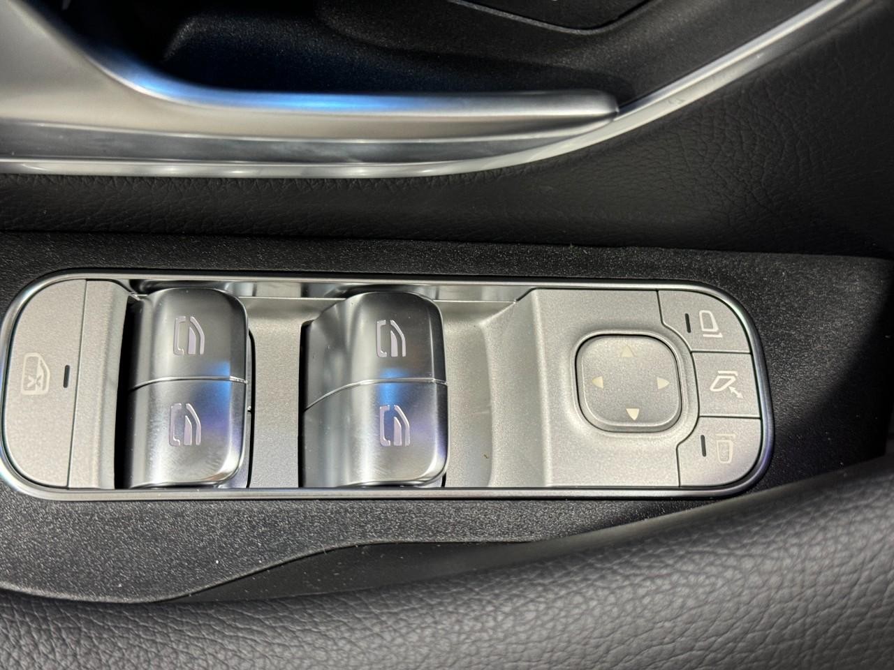 Mercedes-Benz GLE Vehicle Full-screen Gallery Image 27