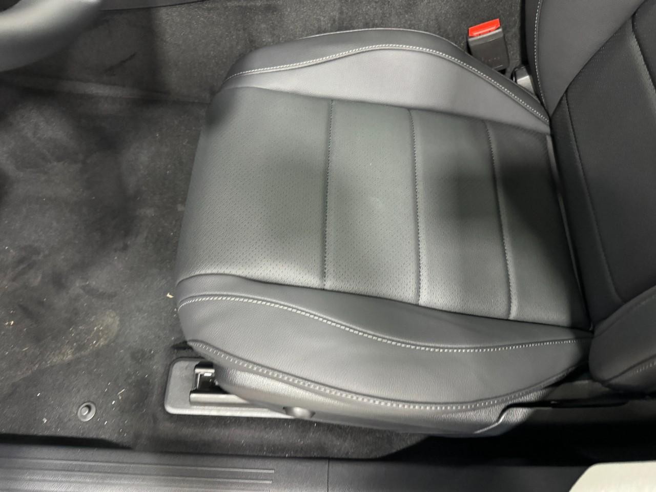 Mercedes-Benz GLE Vehicle Full-screen Gallery Image 30