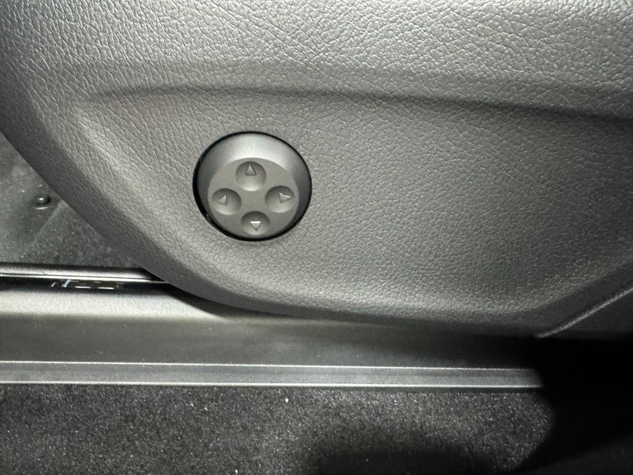 Mercedes-Benz GLE Vehicle Full-screen Gallery Image 31