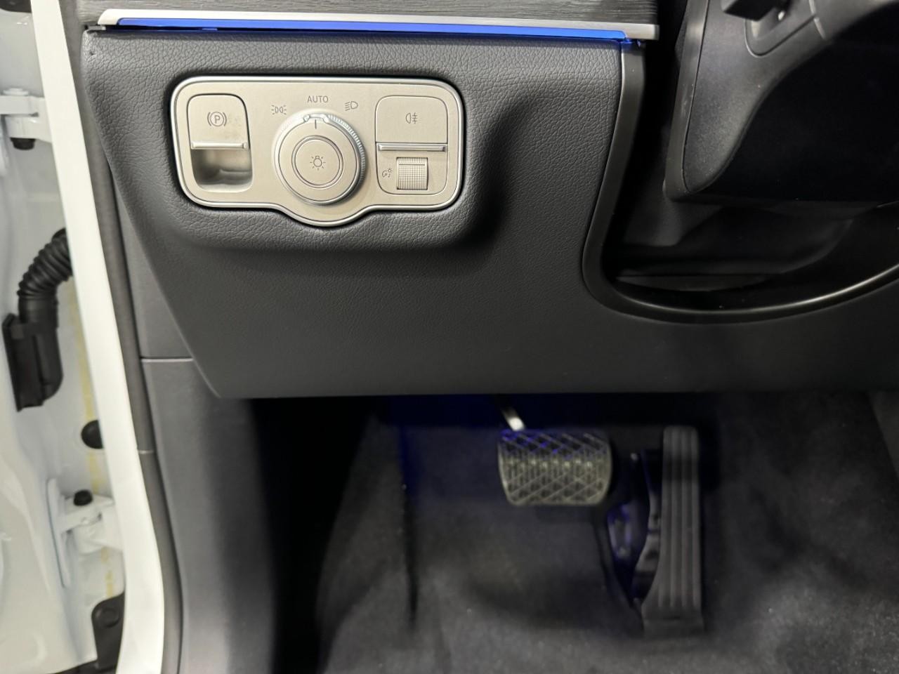 Mercedes-Benz GLE Vehicle Full-screen Gallery Image 32