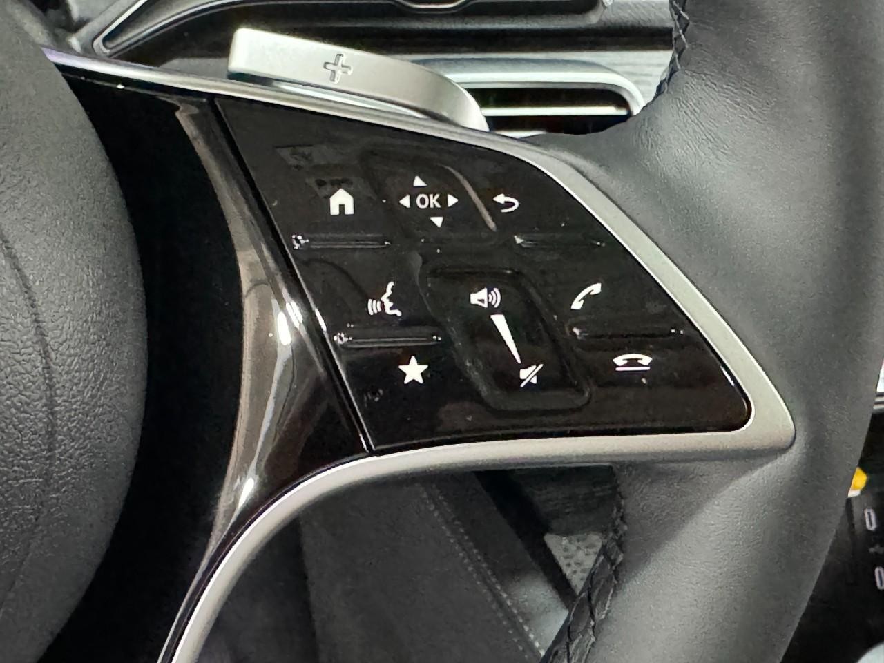 Mercedes-Benz GLE Vehicle Full-screen Gallery Image 34