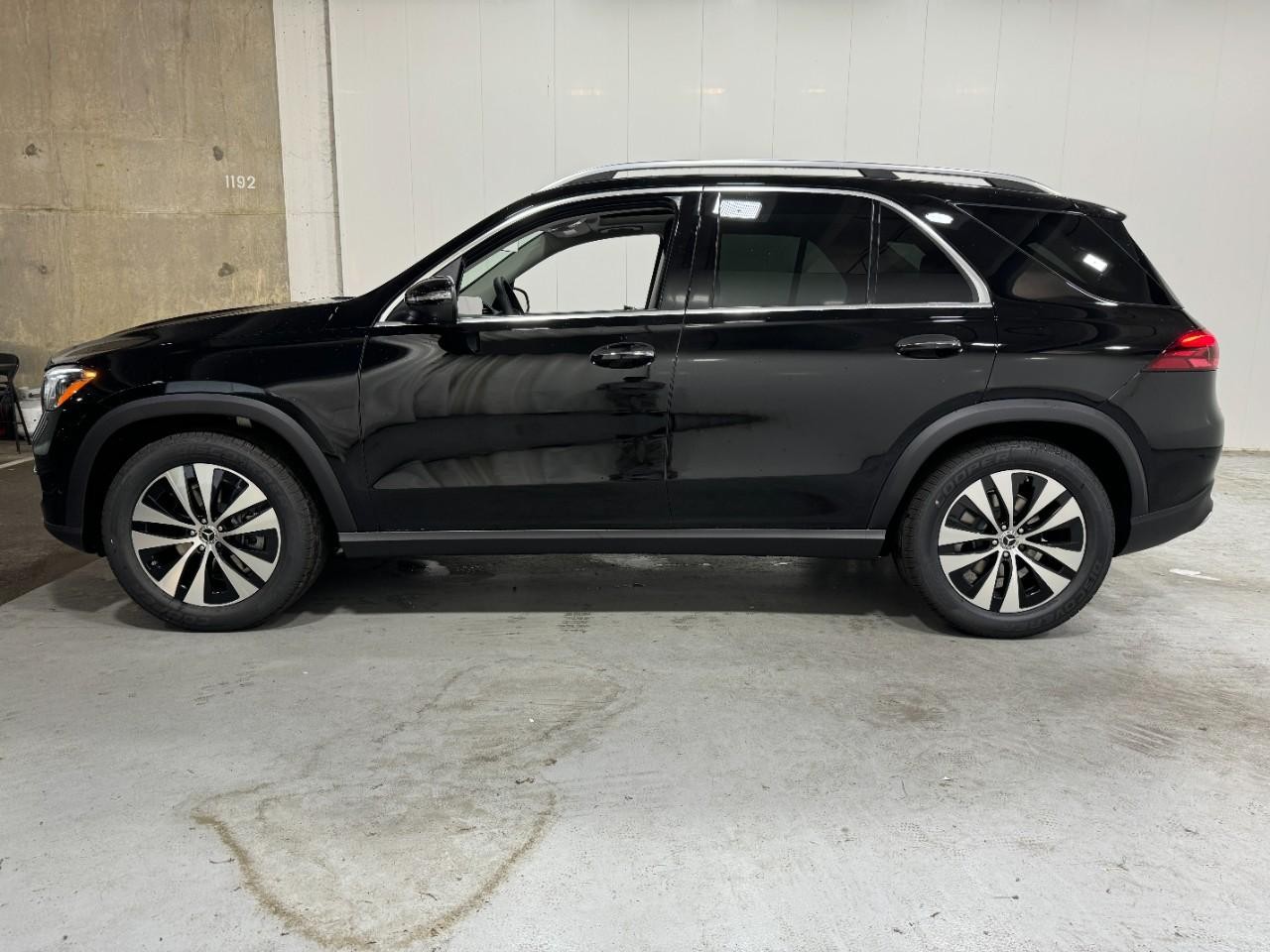 Mercedes-Benz GLE Vehicle Full-screen Gallery Image 2