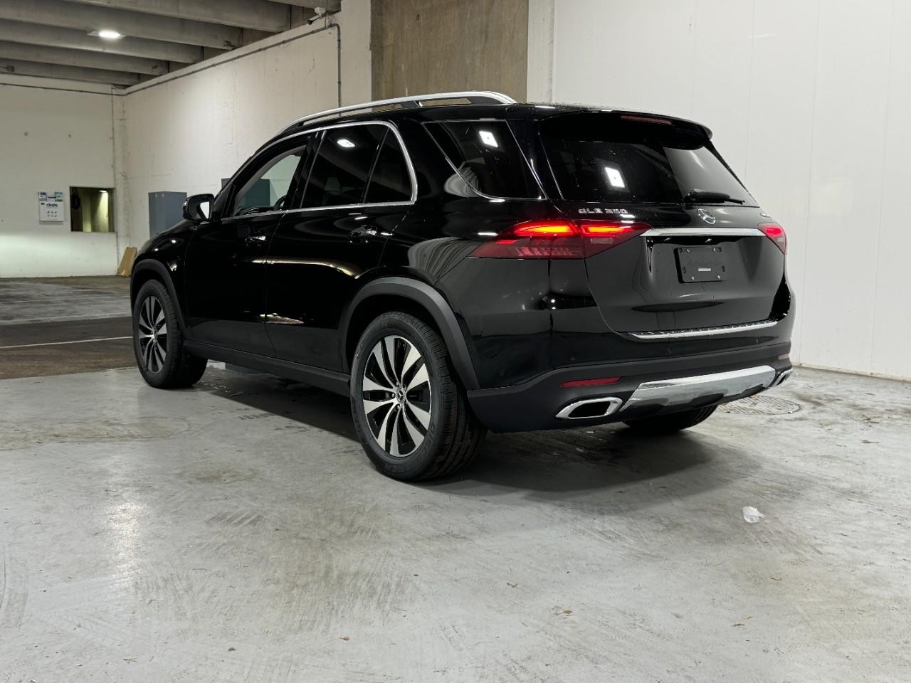 Mercedes-Benz GLE Vehicle Full-screen Gallery Image 3