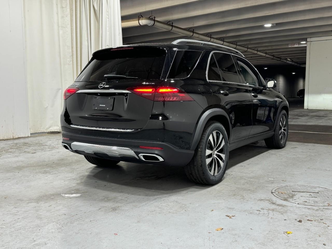 Mercedes-Benz GLE Vehicle Full-screen Gallery Image 4