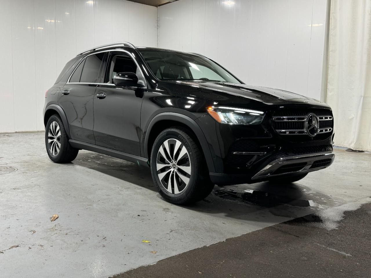 Mercedes-Benz GLE Vehicle Full-screen Gallery Image 6