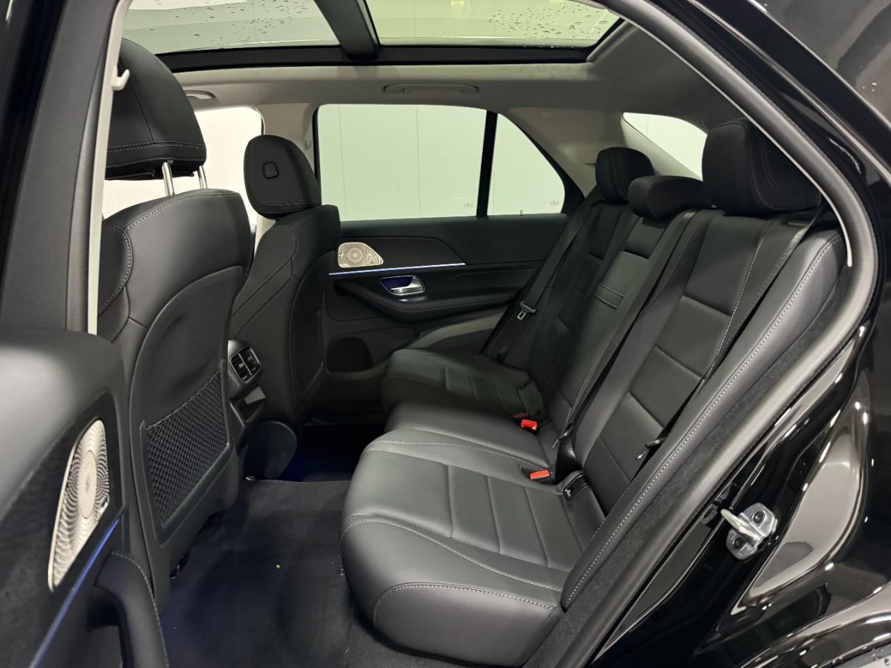 Mercedes-Benz GLE Vehicle Full-screen Gallery Image 8