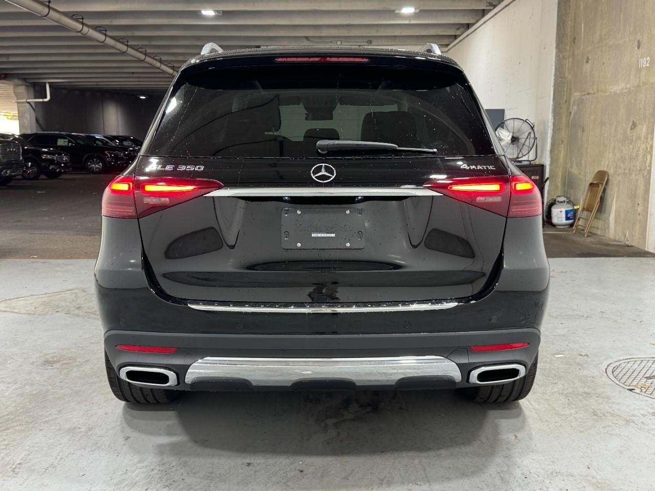 Mercedes-Benz GLE Vehicle Full-screen Gallery Image 9