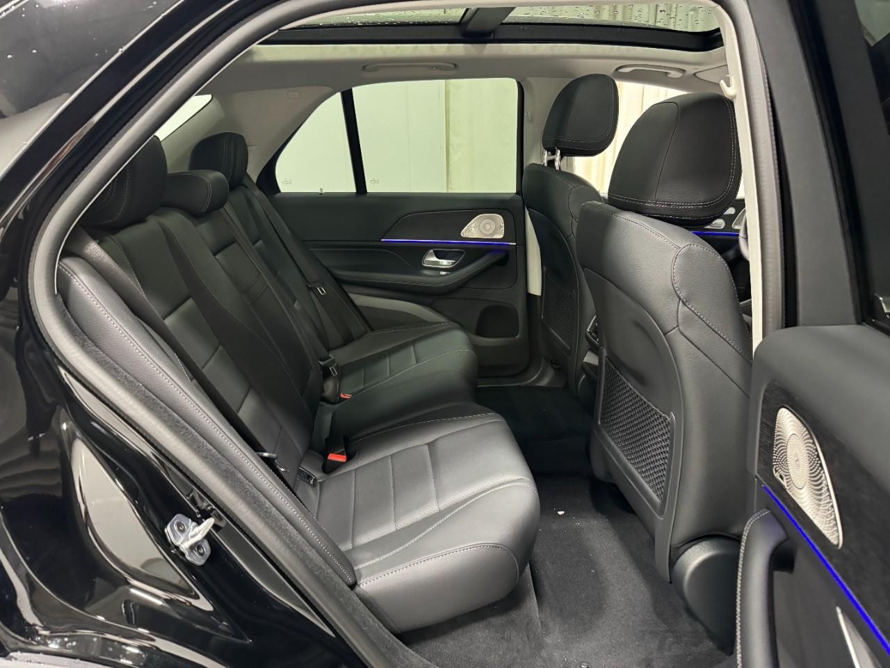 Mercedes-Benz GLE Vehicle Full-screen Gallery Image 10