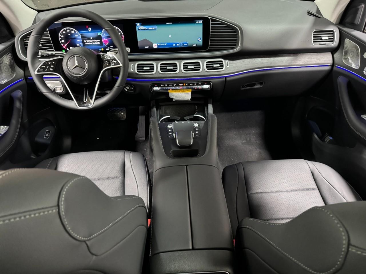 Mercedes-Benz GLE Vehicle Full-screen Gallery Image 12