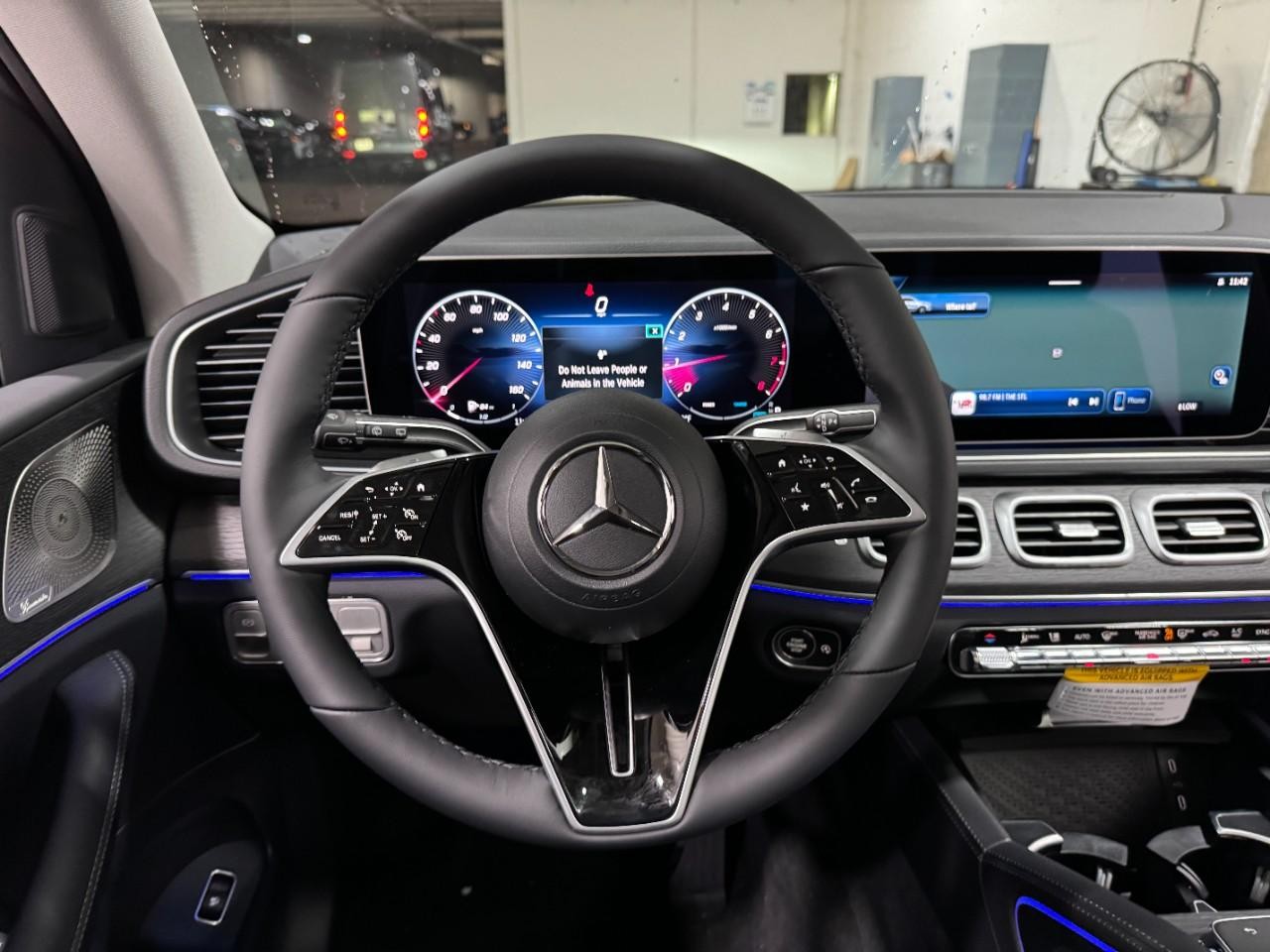 Mercedes-Benz GLE Vehicle Full-screen Gallery Image 13