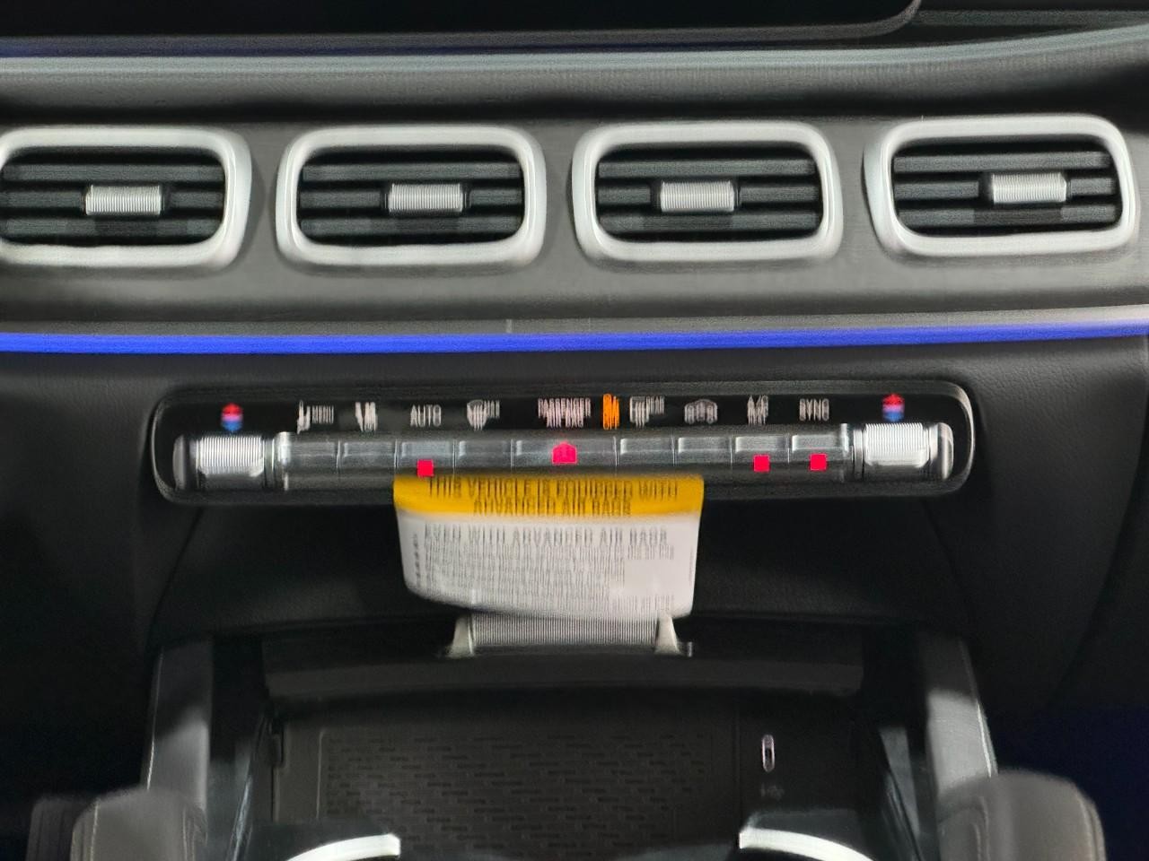 Mercedes-Benz GLE Vehicle Full-screen Gallery Image 15