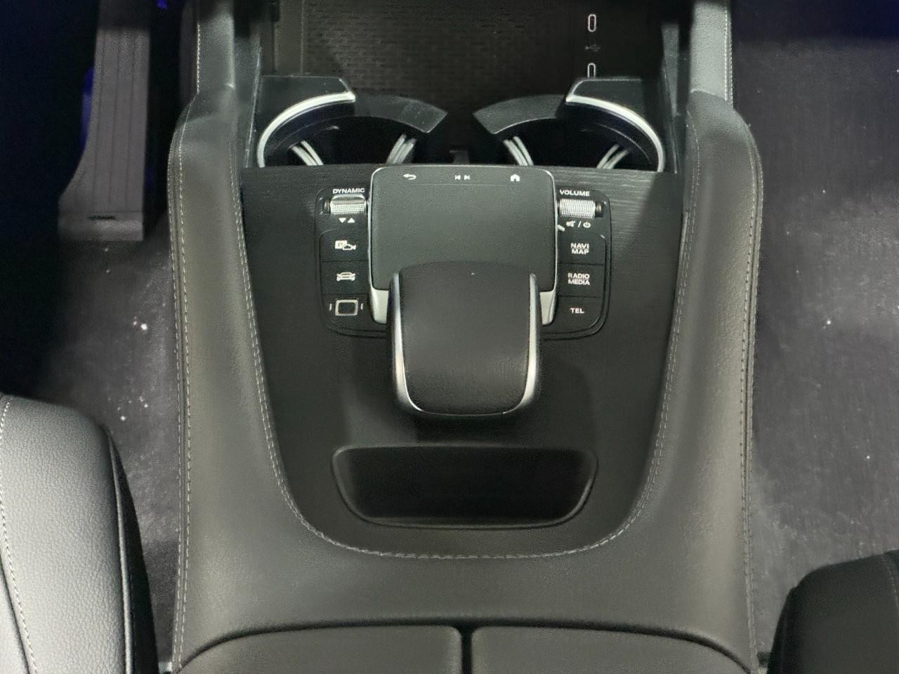 Mercedes-Benz GLE Vehicle Full-screen Gallery Image 16