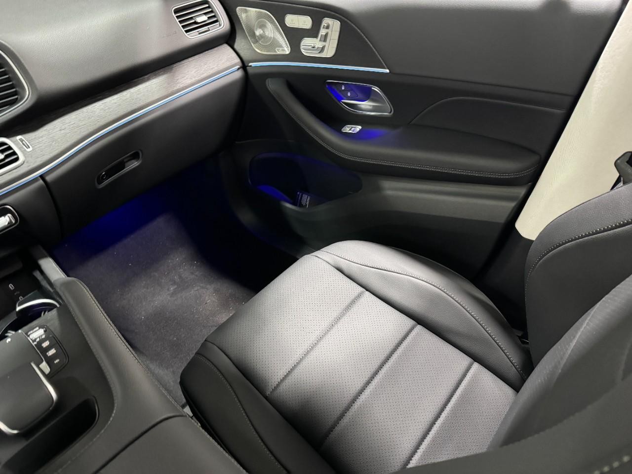 Mercedes-Benz GLE Vehicle Full-screen Gallery Image 17