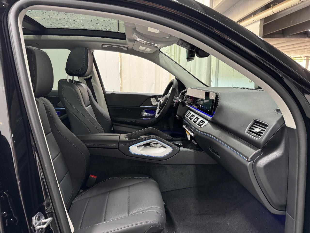 Mercedes-Benz GLE Vehicle Full-screen Gallery Image 18