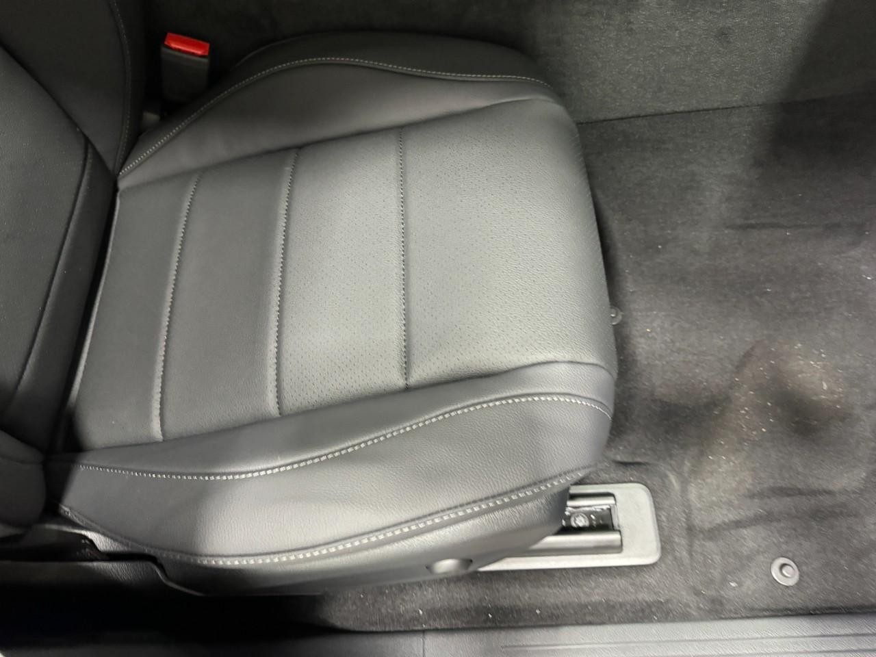 Mercedes-Benz GLE Vehicle Full-screen Gallery Image 19