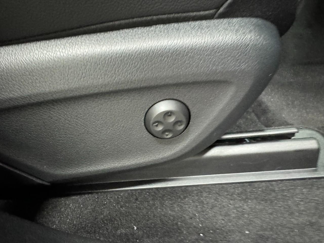 Mercedes-Benz GLE Vehicle Full-screen Gallery Image 20