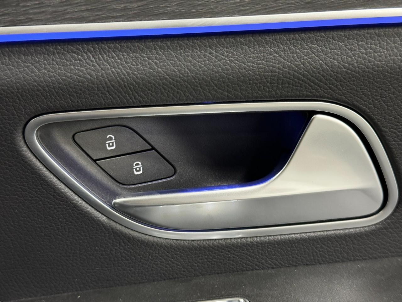 Mercedes-Benz GLE Vehicle Full-screen Gallery Image 22