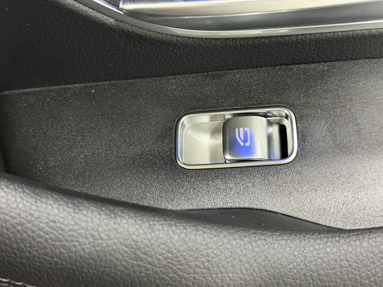 Mercedes-Benz GLE Vehicle Full-screen Gallery Image 23