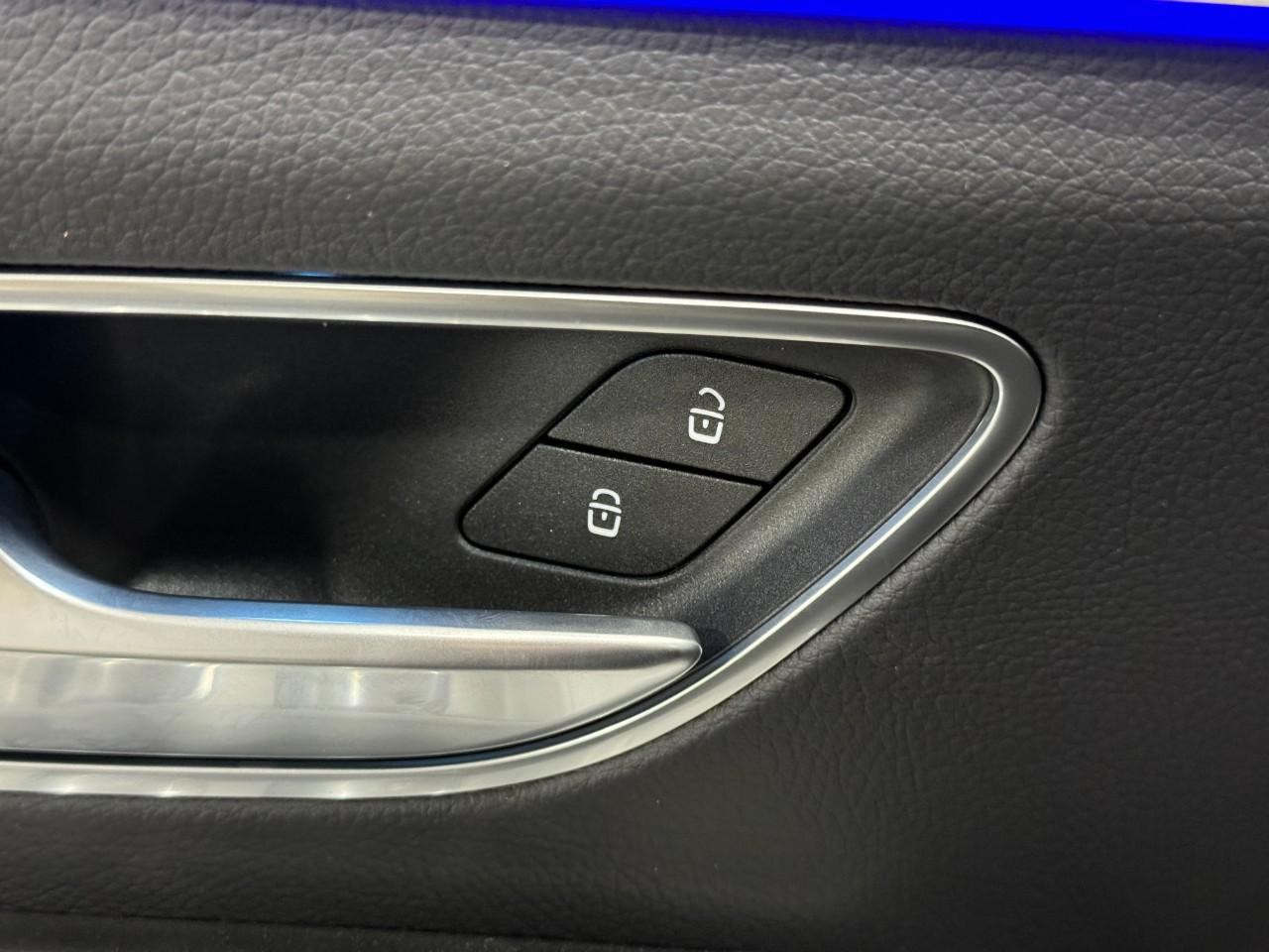 Mercedes-Benz GLE Vehicle Full-screen Gallery Image 26