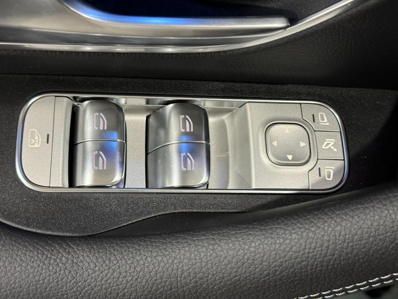 Mercedes-Benz GLE Vehicle Full-screen Gallery Image 27