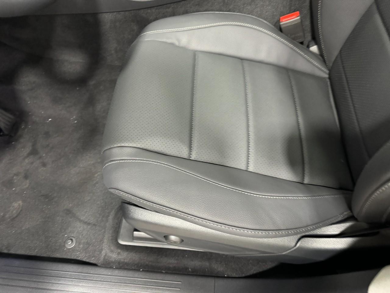 Mercedes-Benz GLE Vehicle Full-screen Gallery Image 30