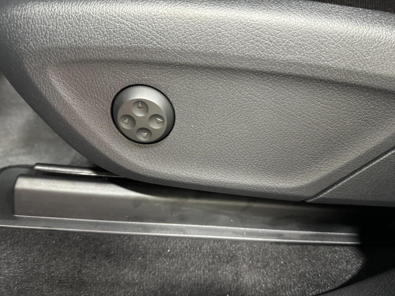 Mercedes-Benz GLE Vehicle Full-screen Gallery Image 31