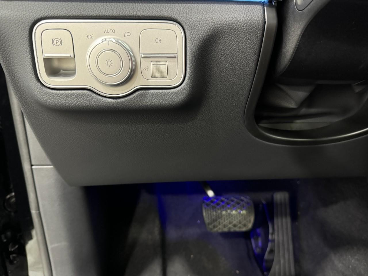 Mercedes-Benz GLE Vehicle Full-screen Gallery Image 32