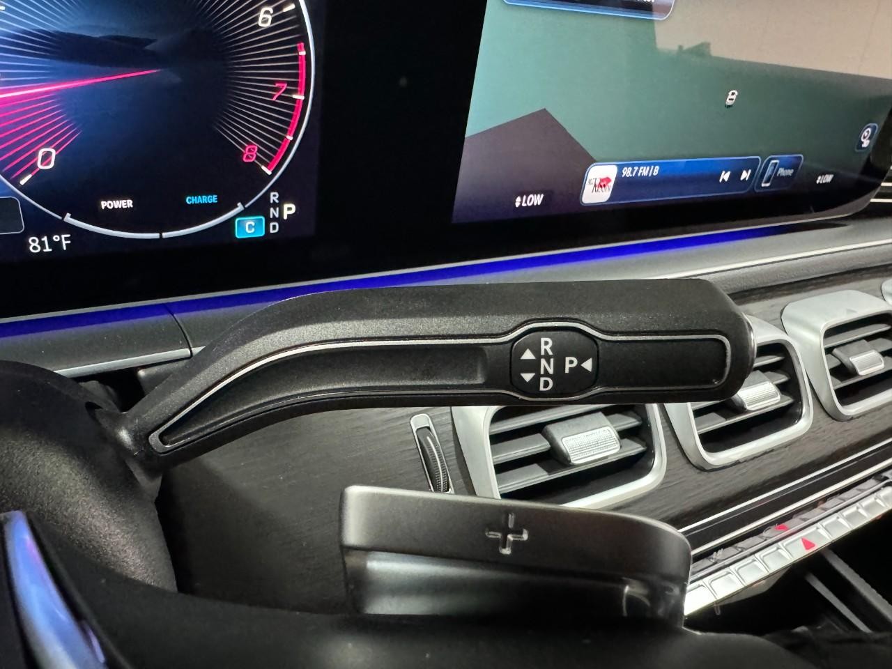 Mercedes-Benz GLE Vehicle Full-screen Gallery Image 36