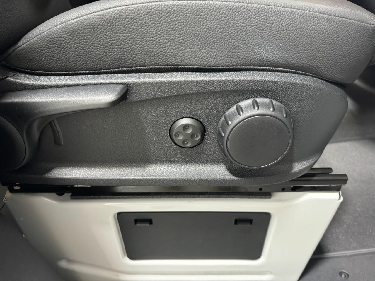 Mercedes-Benz Sprinter Passenger Van Vehicle Full-screen Gallery Image 20