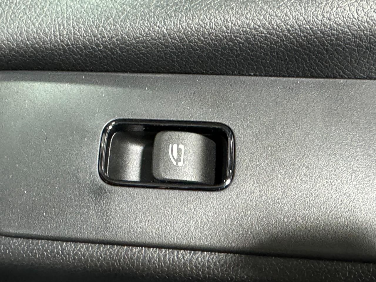 Mercedes-Benz Sprinter Passenger Van Vehicle Full-screen Gallery Image 21