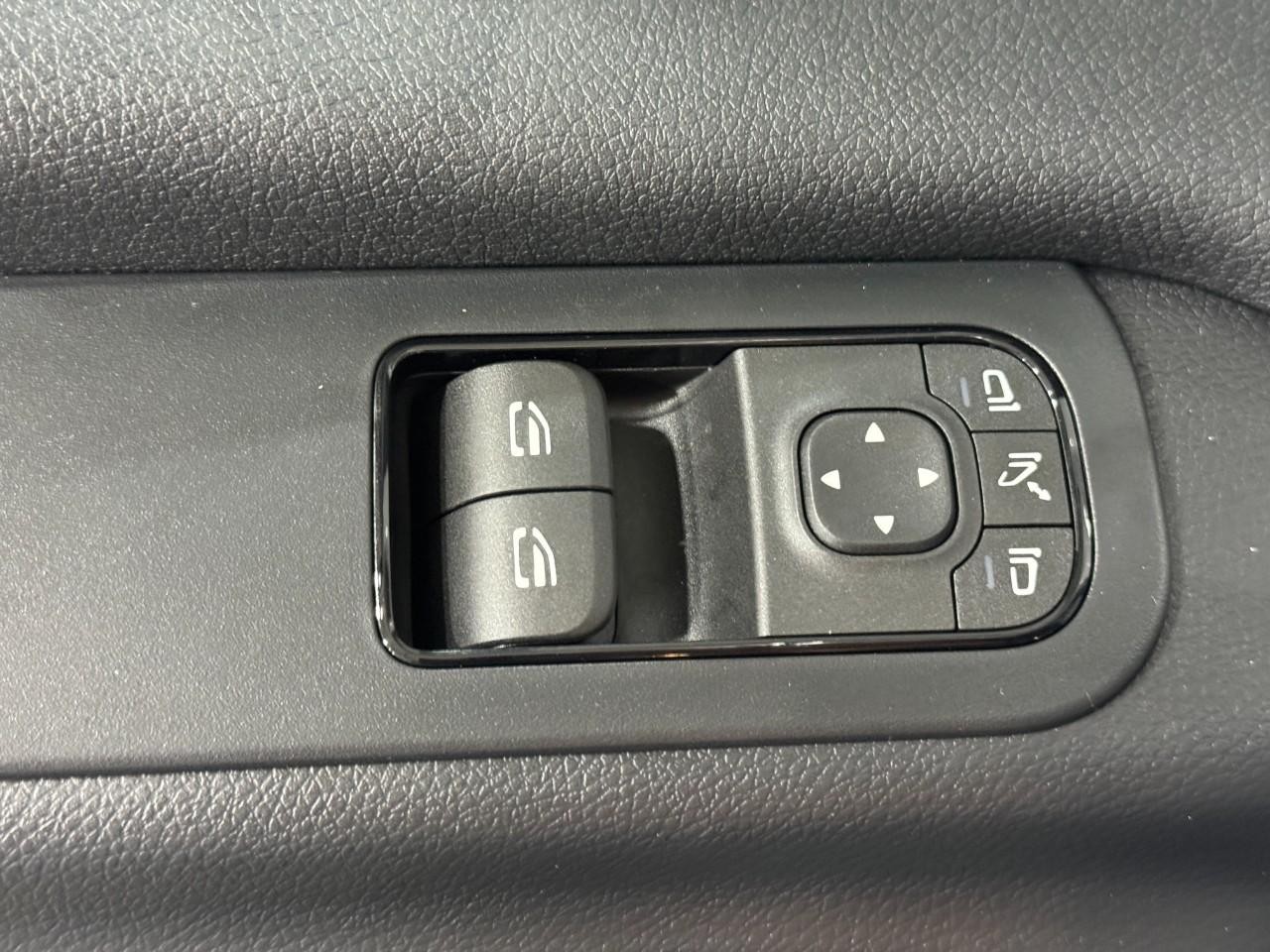 Mercedes-Benz Sprinter Passenger Van Vehicle Full-screen Gallery Image 23