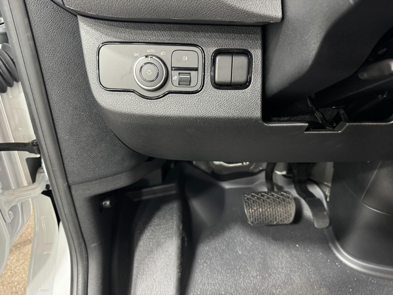 Mercedes-Benz Sprinter Passenger Van Vehicle Full-screen Gallery Image 29