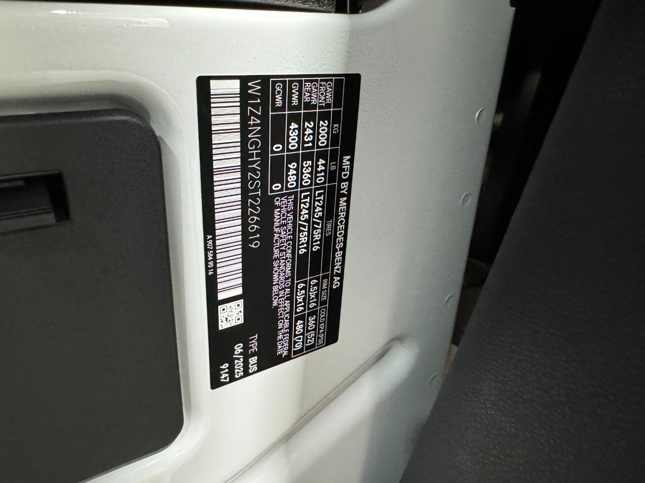 Mercedes-Benz Sprinter Passenger Van Vehicle Full-screen Gallery Image 35