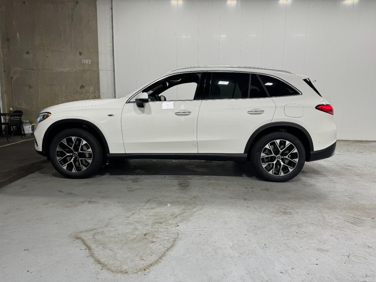 Mercedes-Benz GLC Vehicle Full-screen Gallery Image 2