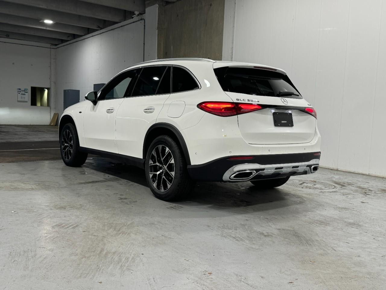 Mercedes-Benz GLC Vehicle Full-screen Gallery Image 3