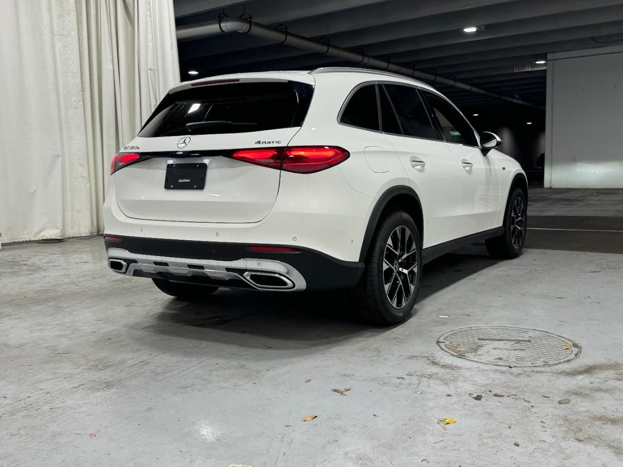 Mercedes-Benz GLC Vehicle Full-screen Gallery Image 4