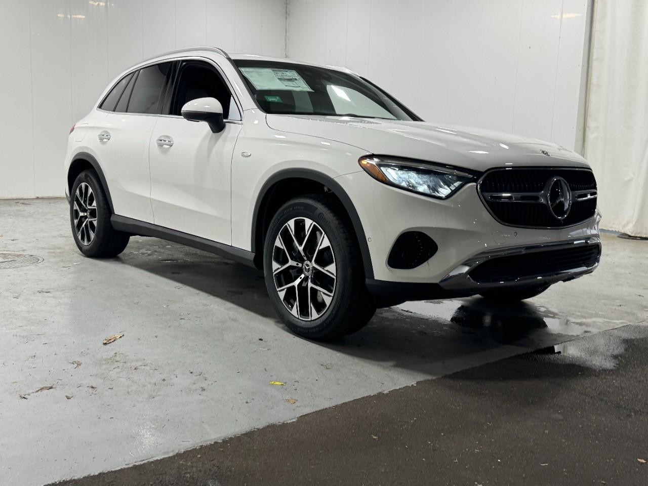 Mercedes-Benz GLC Vehicle Full-screen Gallery Image 6