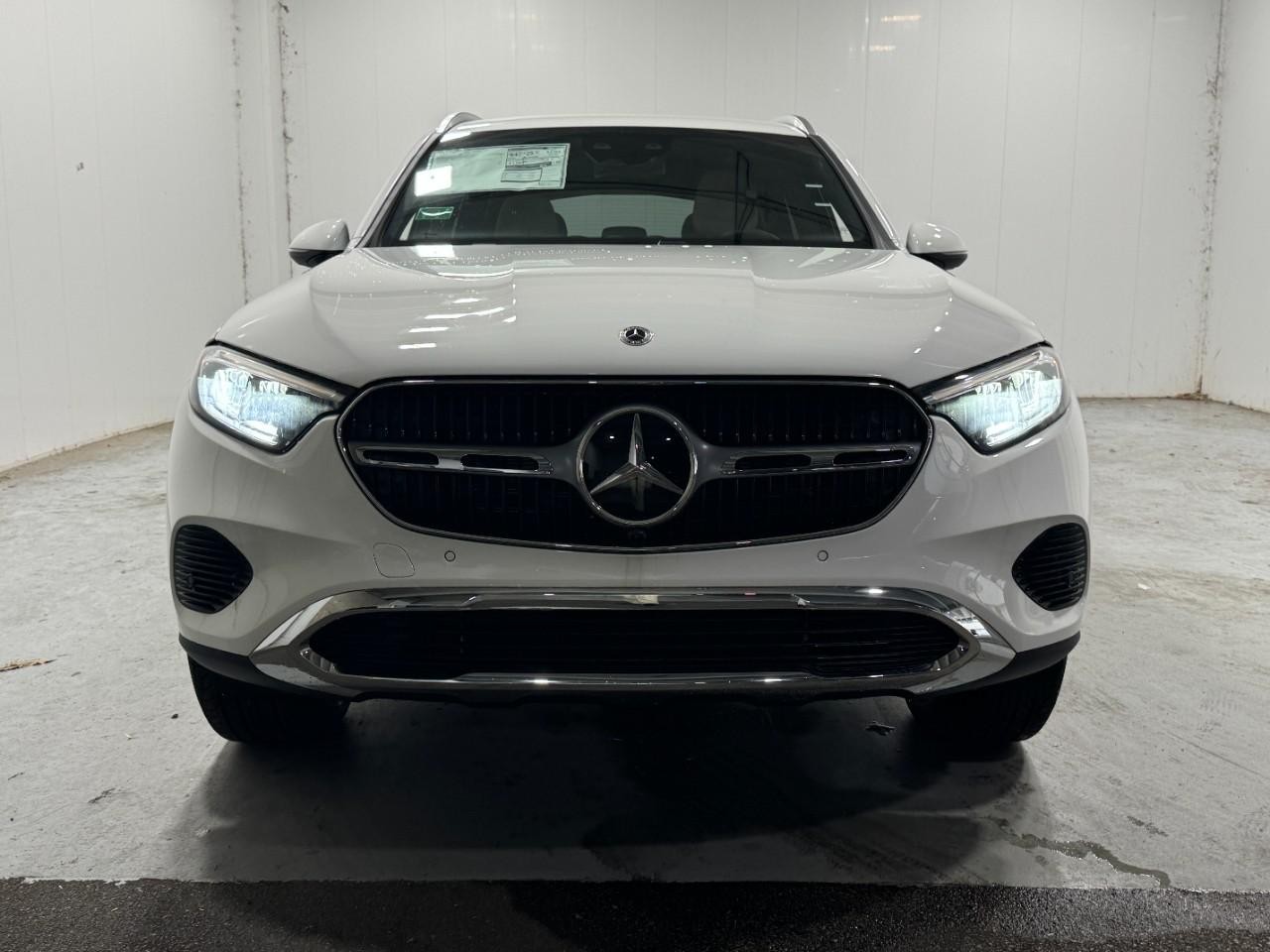 Mercedes-Benz GLC Vehicle Full-screen Gallery Image 7