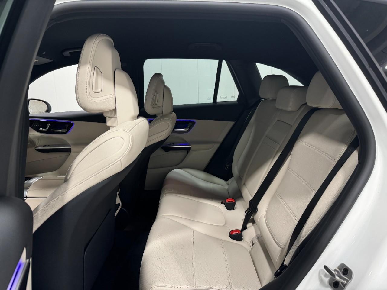 Mercedes-Benz GLC Vehicle Full-screen Gallery Image 8