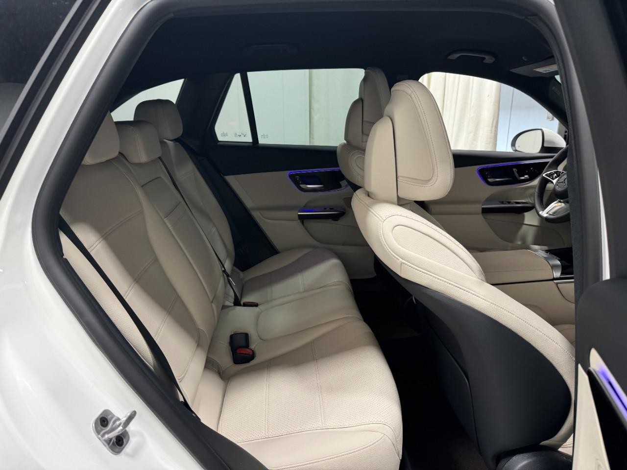 Mercedes-Benz GLC Vehicle Full-screen Gallery Image 10