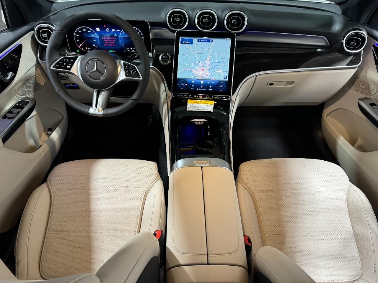 Mercedes-Benz GLC Vehicle Full-screen Gallery Image 11