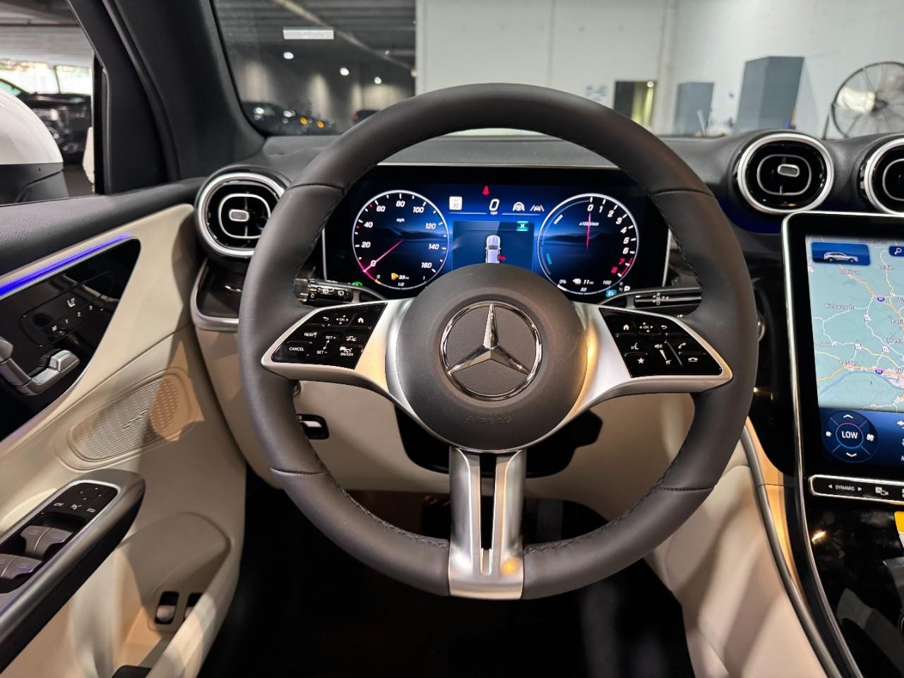Mercedes-Benz GLC Vehicle Full-screen Gallery Image 12